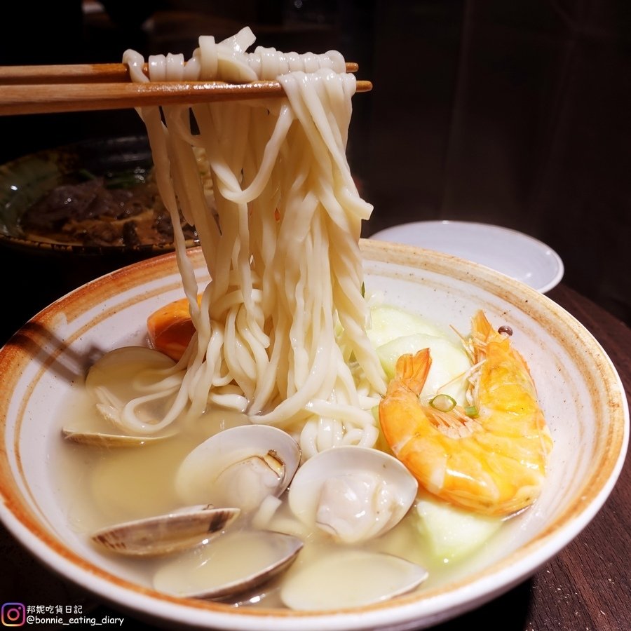 樂客牛肉麵，鮮蝦蛤蜊絲瓜麵(拉麵)