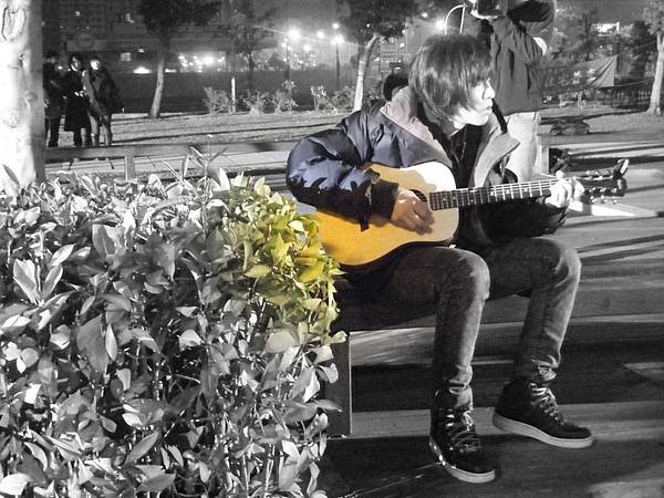 長夜漫漫 歐陽偷閒彈吉它