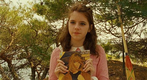 Moonrise_Kingdom_movie_still,_Suzy_displaying_Françoise_Hardy_a