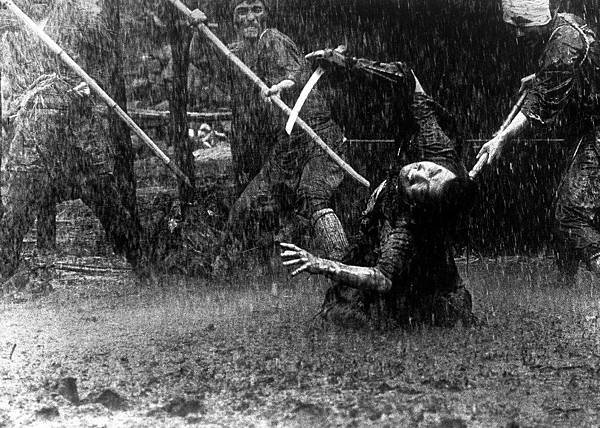 seven-samurai-1954-007-man-caught-in-rain-and-mud