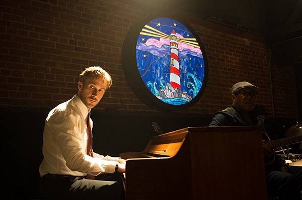 la-la-land-2016-007-ryan-gosling-at-piano-in-lighthouse-club