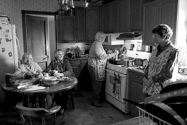 Nebraska-Film-Still-Women-in-Kitchen