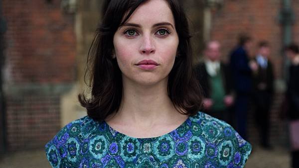 1484526563_focusfeatures_thetheoryofeverything_jamesmarsh_eddieredmayne_felicityjones_bg3