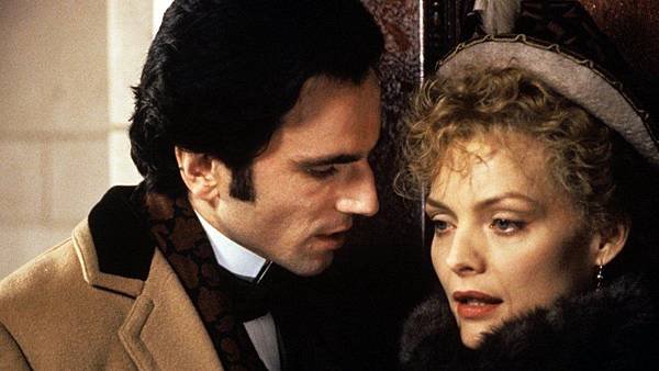 still-of-michelle-pfeiffer-and-daniel-day-lewis-in-the-age-of-innocence-199