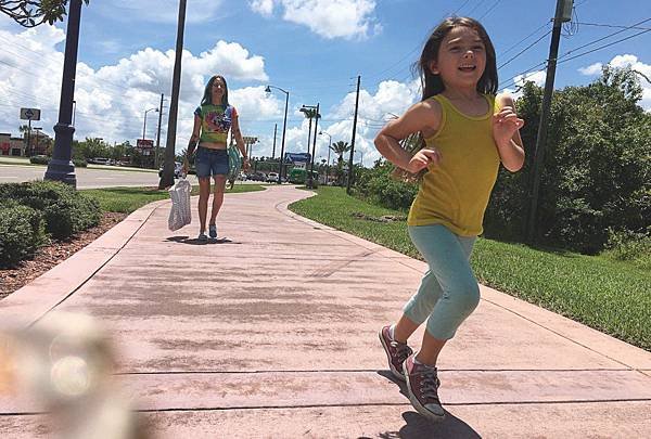 florida-project-the-2017-005-bria-vinaite-broklynn-prince-pink-path-crop