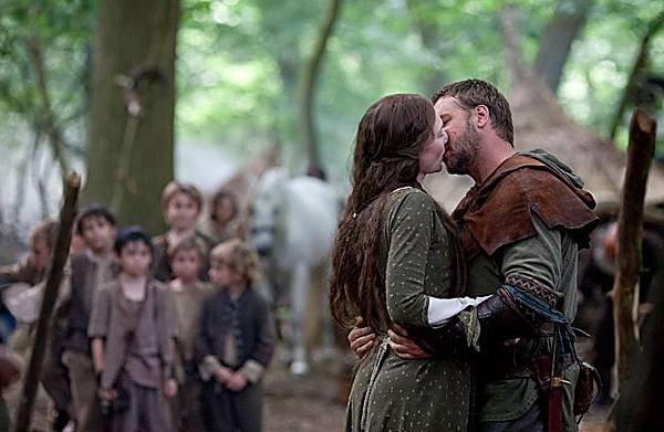 cate-blanchett-russell-crowe-robin-hood-kiss-01