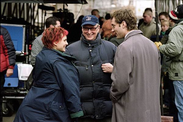 jude-law-natalie-portman-and-mike-nichols-in-closer-2004