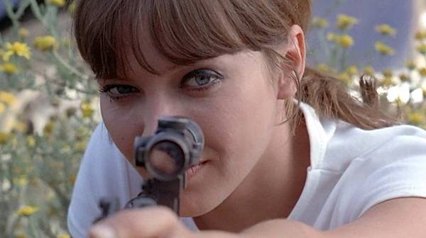 pierrot-le-fou-1965-007-anna-karina-gun-sight