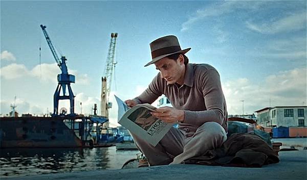 martin-eden-2019-001-luca-marinelli-reading-newspaper-at-docks.jpg