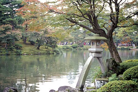 霞ヶ池と徽軫燈籠.jpg