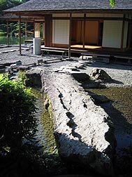 遣水にかかる自然石の石橋.jpg