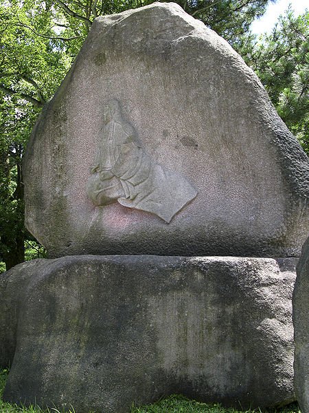 尾山神社：芳春院の石造.jpg