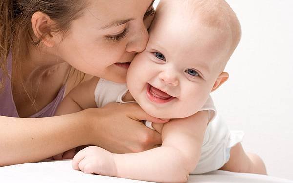 Baby-With-Mother-Wallpaper0