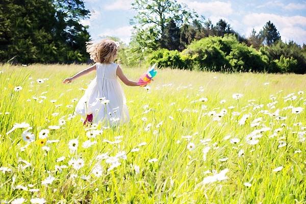 little-girl-running-795505_1920