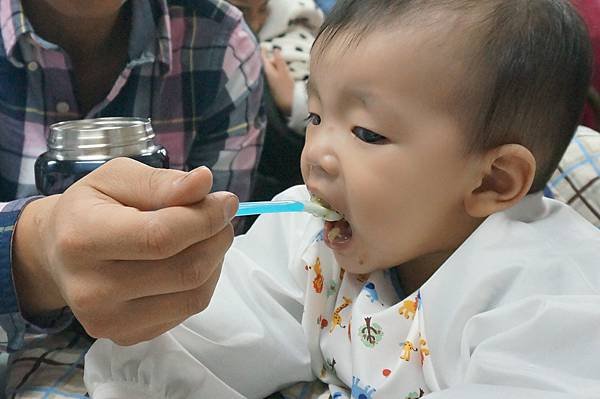 26.先餵飽兒子.JPG