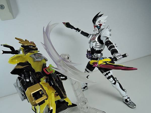 SHF 仮面ライダーゲンム ゾンビゲーマーver (22).JPG