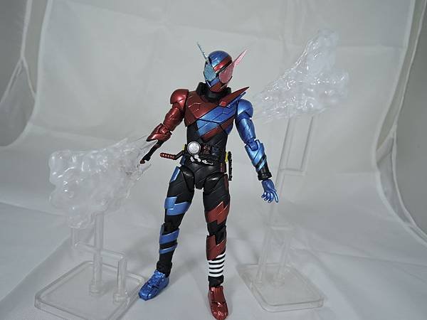 SHF 仮面ライダービルド ラビットタンクフォーム (5).JPG