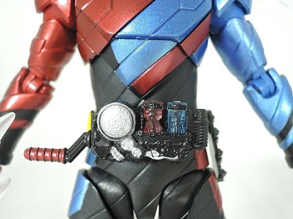 SHF 仮面ライダービルド ラビットタンクフォーム (10).JPG