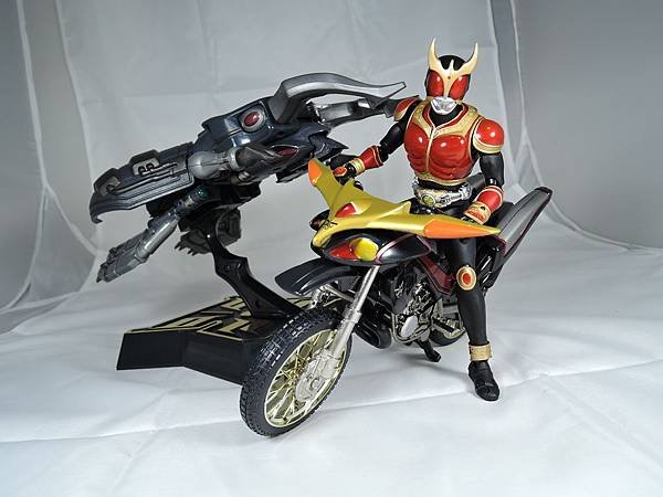 19-1 kuuga rising.JPG