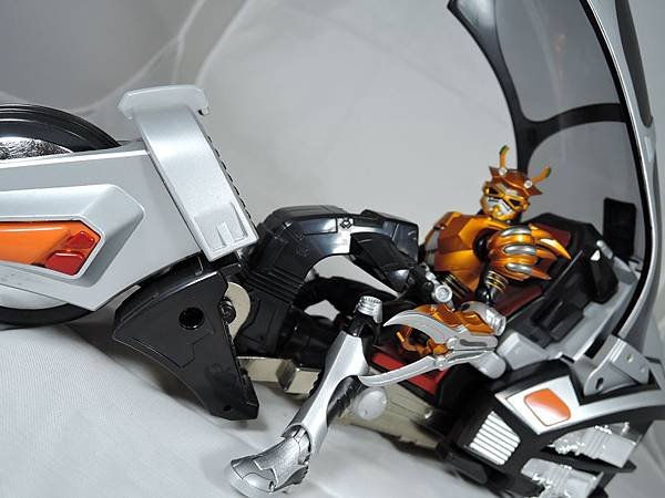 SHF 仮面ライダーシザース (4).JPG