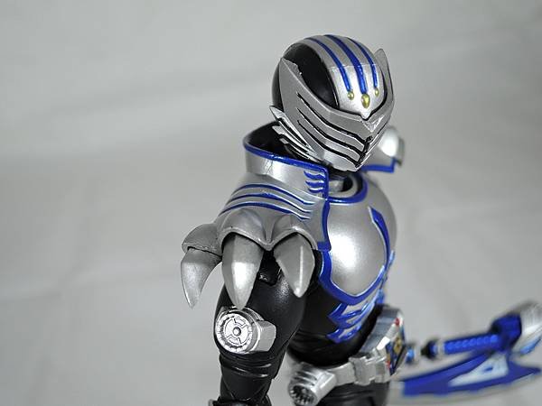 SHF 仮面ライダータイガ&amp;オルタナティブ (9).JPG