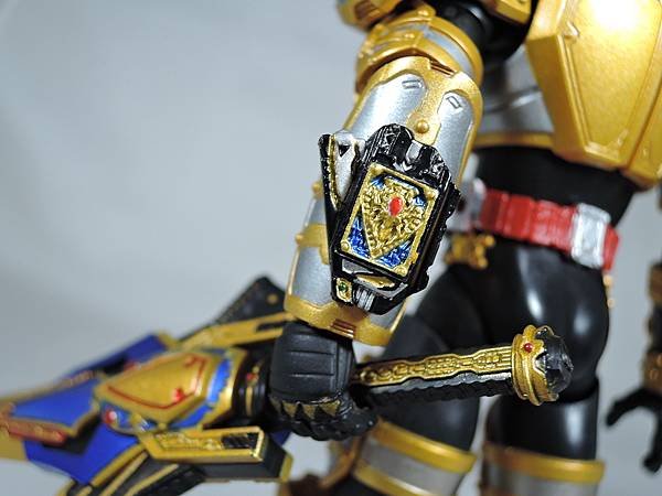 SHF 仮面ライダーブレイド キングフォーム (43).JPG