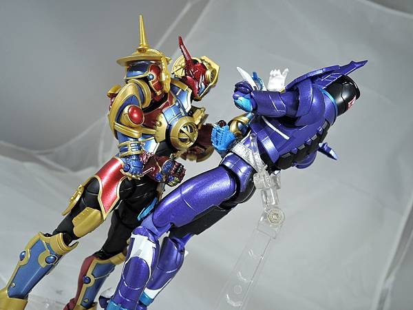 SHF 仮面ライダーエボル%26;BCR 仮面ライダービルド ジーニアス (43).JPG