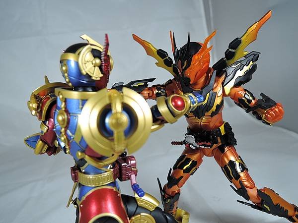 SHF 仮面ライダーエボル%26;BCR 仮面ライダービルド ジーニアス (46).JPG