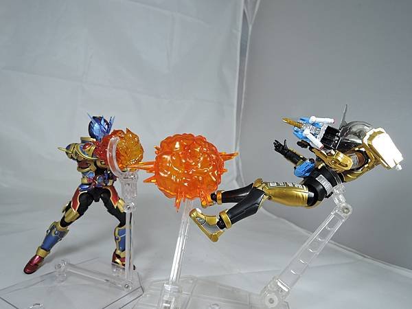 SHF 仮面ライダーエボル%26;BCR 仮面ライダービルド ジーニアス (59).JPG