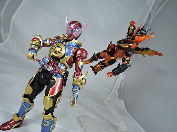 SHF 仮面ライダーエボル%26;BCR 仮面ライダービルド ジーニアス (65).JPG