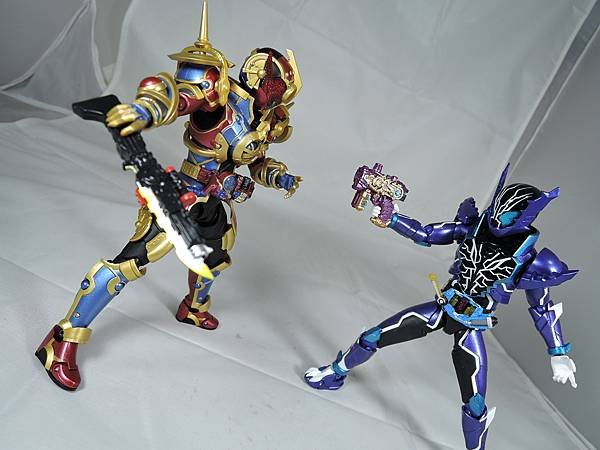 SHF 仮面ライダーエボル%26;BCR 仮面ライダービルド ジーニアス (70).JPG