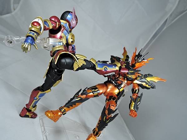 SHF 仮面ライダーエボル%26;BCR 仮面ライダービルド ジーニアス (66).JPG