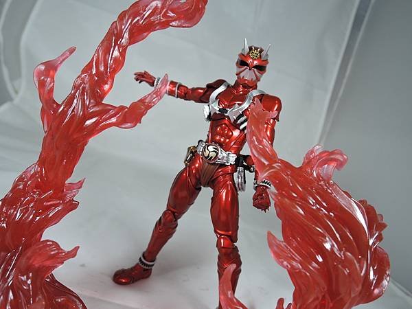 SHF 仮面ライダー響鬼紅＆装甲響鬼 (4).JPG