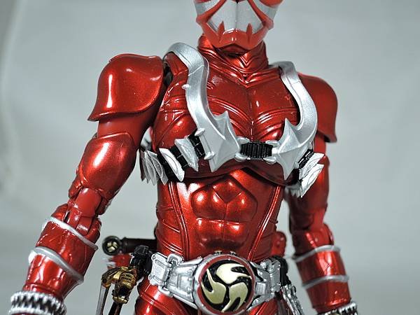 SHF 仮面ライダー響鬼紅＆装甲響鬼 (7).JPG