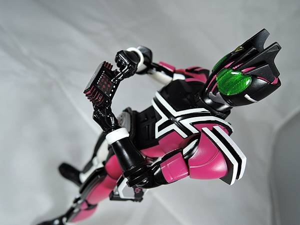 SHF 仮面ライダーディケイド コンプリートフォーム (4).JPG