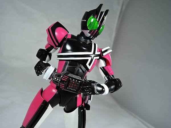 SHF 仮面ライダーディケイド コンプリートフォーム (9).JPG