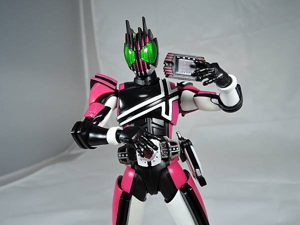 SHF 仮面ライダーディケイド コンプリートフォーム (8).JPG