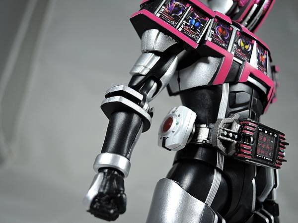 SHF 仮面ライダーディケイド コンプリートフォーム (23).JPG