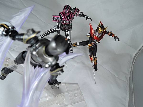 SHF 仮面ライダーディケイド コンプリートフォーム (50).JPG