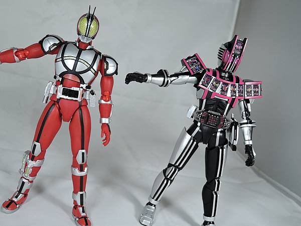 SHF 仮面ライダーディケイド コンプリートフォーム (56).JPG