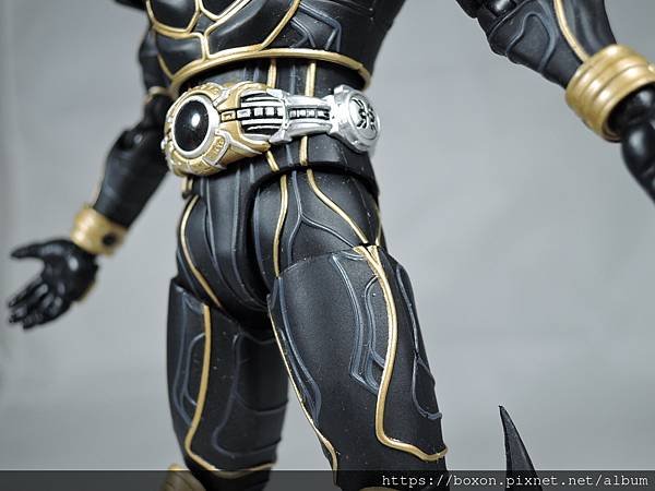 SHF 仮面ライダークウガ アルティメットフォーム (10).JPG