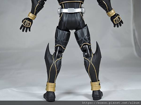 SHF 仮面ライダークウガ アルティメットフォーム (14).JPG