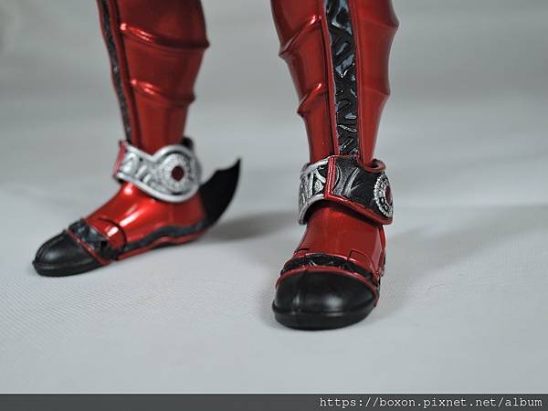 SHF 仮面ライダー ダークキバ (26).JPG