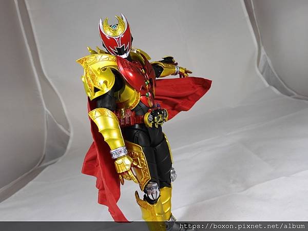 SHF 仮面ライダーキバ エンペラーフォーム (8).JPG