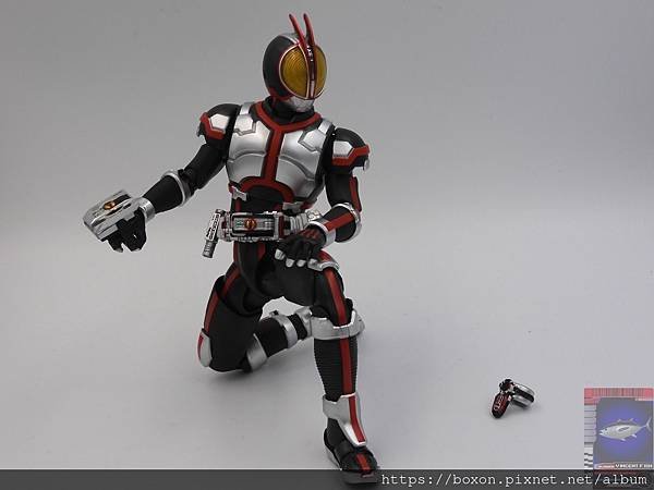 PhotoCap_真骨彫 仮面ライダーファイズ アクセルフォーム (10).jpg