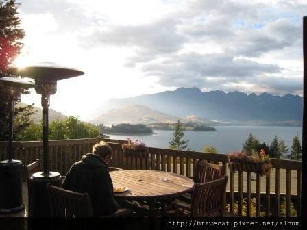 IMG_0986 QT-Queenstown Lodge,餐廳戶外美麗的景色.JPG