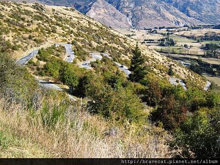 IMG_0929 這就是嚇死人髮夾彎,Wanaka往Queenstown路上,Lake County Council.JPG