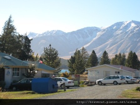 IMG_1337 Tecapo YHA-戶外,遠方是覆蓋皚皚白雪的庫克山.JPG