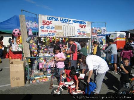 IMG_1747 Motueka - Sunday Market,這個攤子很像台灣的戳戳樂,因為有許多玩具,聚集了很多小朋友&amp;家長.JPG