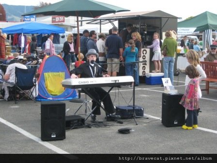 IMG_2104 Motueka - Sunday Market,街頭藝人,很可愛的小朋友,正在自彈自唱中,旁邊兩個小女孩不知道是他的歌迷還是妹妹.JPG